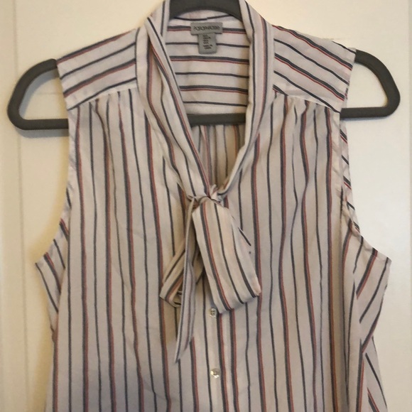 Sleeveless blouse with buttons and tie neck - Picture 2 of 5